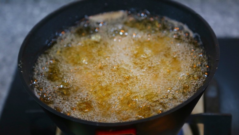 莲藕肉丸,用小一点的锅中加油，油温6成热放入丸子，定型后再搅动