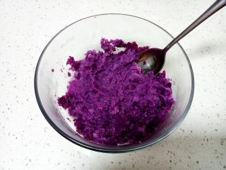 紫薯挞,倒入碗中压成泥