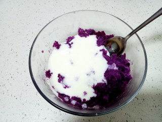 紫薯挞,加入白糖、酸奶