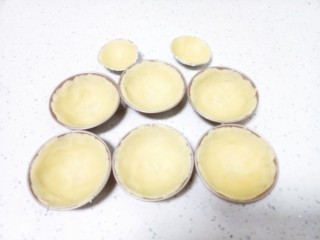 紫薯挞,取30克的面团，放入模具中按压成均匀的薄皮，剩下的做个小的挞皮，其实平均分成6份就行