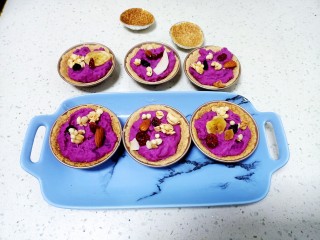 紫薯挞,均匀撒上燕麦坚果