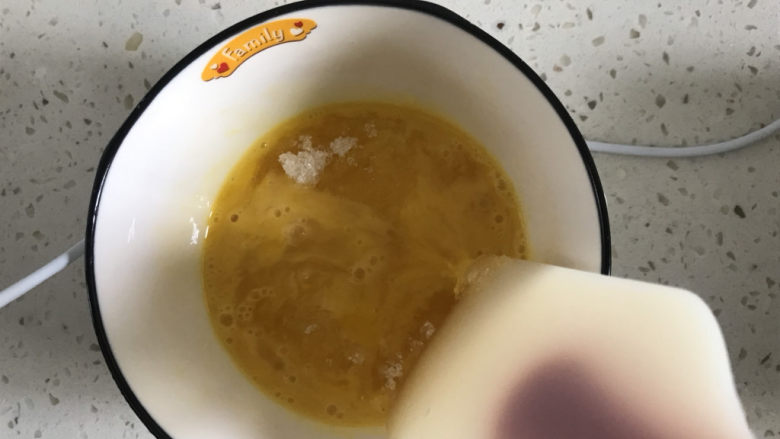 椰蓉扭扭酥,把蛋液，油，糖混合均匀