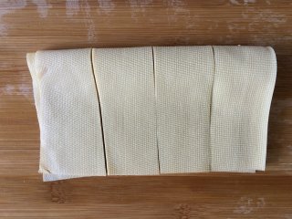 豆皮金针菇卷,豆皮切成条状