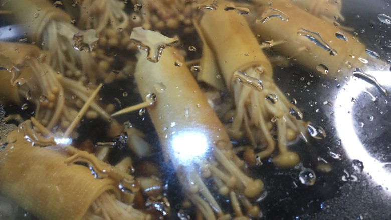 豆皮金针菇卷,盖上锅盖焖5分钟
