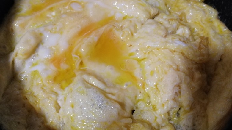 金针菇炒蛋,热锅下油，倒入蛋液