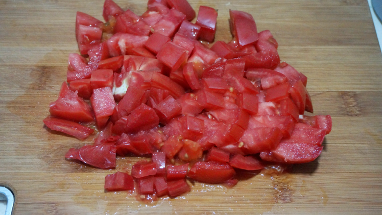 西红柿鸡汤面,西红柿切小块；