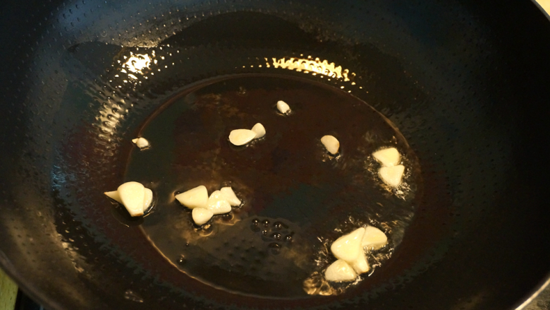 西红柿鸡汤面,热锅凉油，将切好的蒜片入锅中煸炒出香味；