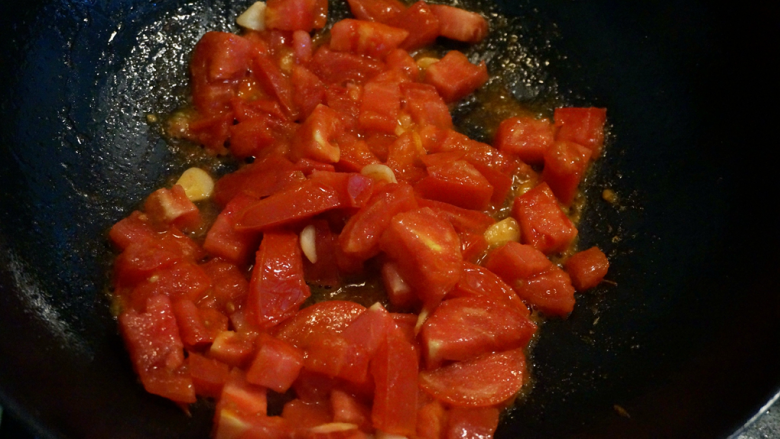 西红柿鸡汤面,将西红柿块入锅中翻炒；