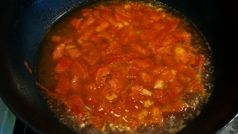 西红柿鸡汤面,倒入适量的鸡汤煮开，这时的西红柿皮已经和西红柿脱离了，所以可以用筷子从锅中夹出；
