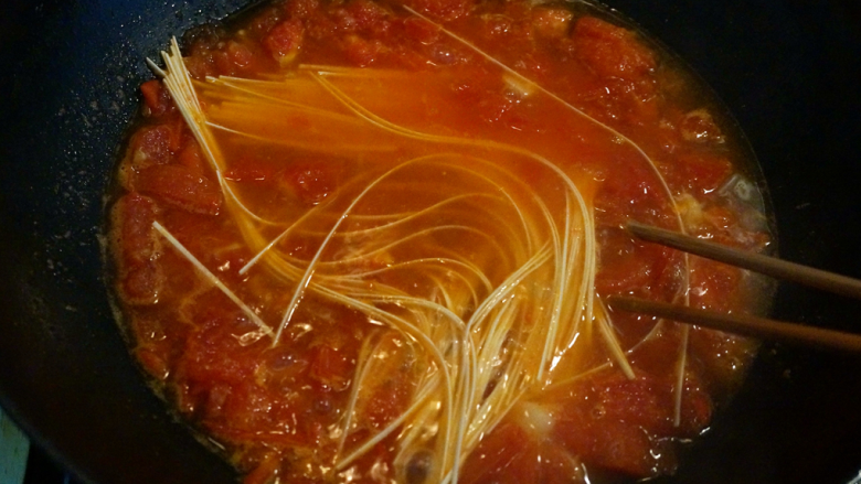 西红柿鸡汤面,混合鸡汤煮开后，下入面条，用筷子划散防止粘连，继续大火煮；