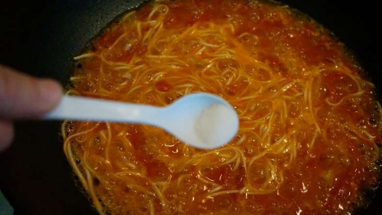 西红柿鸡汤面,面条煮到8分熟时，可以撒少许盐；