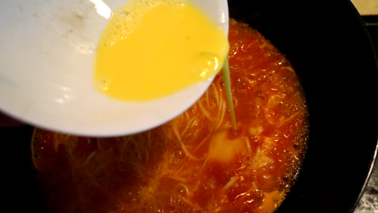 西红柿鸡汤面,将打散鸡蛋液淋在锅中汤滚开的地方，待蛋花凝固，关火，撒香葱；
