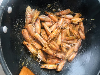 明虾鸡爪煲,上次吃虾剩下的虾头，用油炒一下，炒出来的虾油特别香，味道特浓，待会用来一起煮