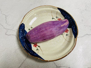 紫薯芝麻饼,紫薯洗净去皮