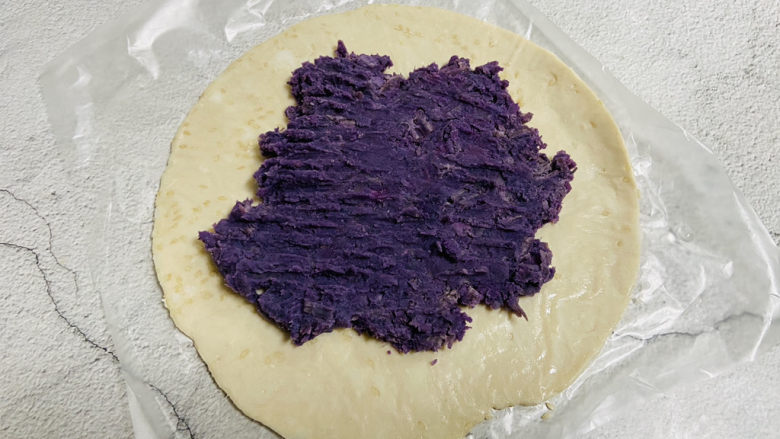 紫薯芝麻饼,铺上紫薯泥