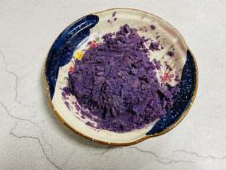 紫薯芝麻饼,加入适量牛奶捣成泥