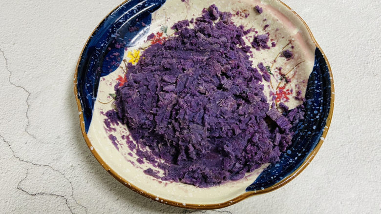 紫薯芝麻饼,加入适量<a style='color:red;display:inline-block;' href='/shicai/ 219'>牛奶</a>捣成泥