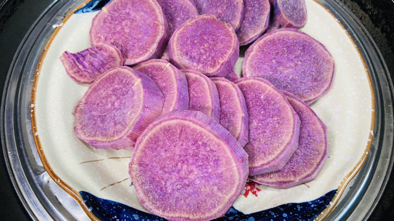 紫薯芝麻饼,切薄片上锅蒸十分钟