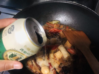 明虾鸡爪煲,我加入一些火锅丸子🍡，你们可以根据自己的喜好来，倒入半罐啤酒🍻