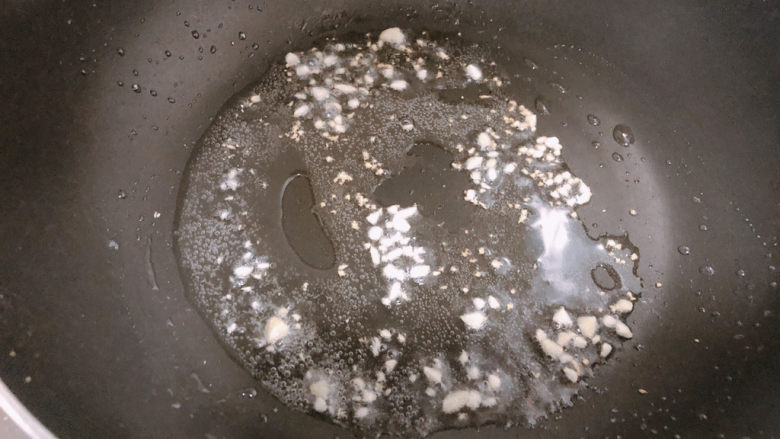 豆皮金针菇卷,锅内热油，放入蒜末爆香。