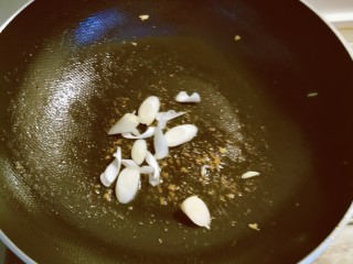 毛豆炒鸡丁,再起油锅，放入1汤匙食用油 油热后放入葱片 炒出香味。
