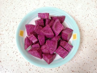 紫薯挞,放在盘子里隔水蒸熟。
