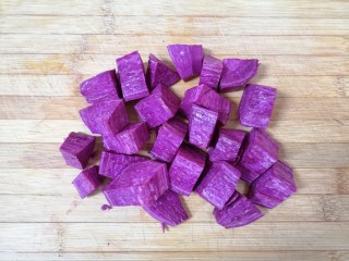 紫薯挞,紫薯去皮洗干净切成大块。