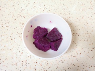 紫薯挞,蒸好的紫薯取60g。