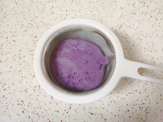 紫薯挞,用网筛过一下，滤出里面的蛋筋和紫薯的粗纤维，留下顺滑的紫薯蛋挞液。