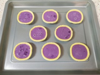 紫薯挞,加入紫薯蛋挞液。