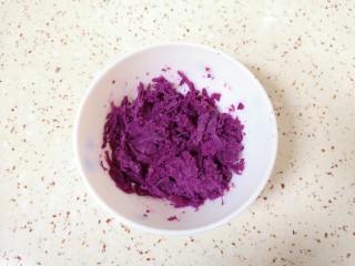 紫薯挞,用勺子压成紫薯泥。