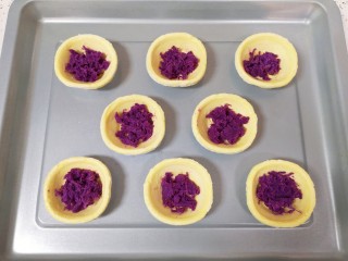 紫薯挞,剩下的紫薯泥放在蛋挞皮底部。