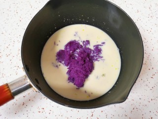 紫薯挞,取45g紫薯泥加入到蛋黄牛奶里面。