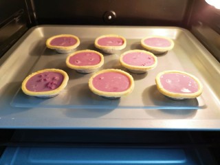 紫薯挞,送入预热好的烤箱，上下管200度烤23分钟。