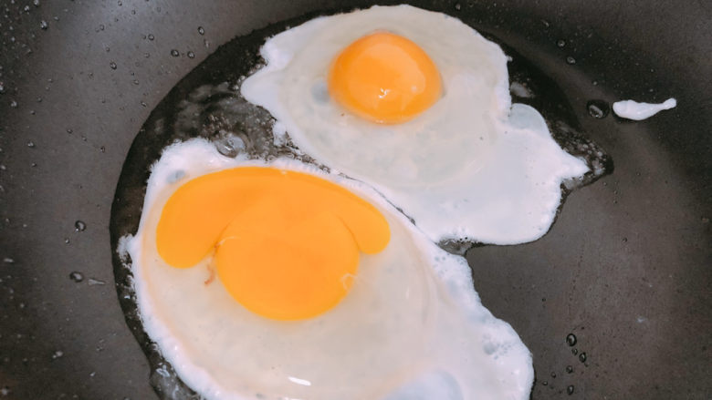 金针菇炒蛋,锅内热油，打入鸡蛋。