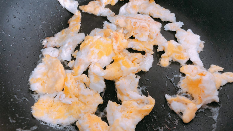 金针菇炒蛋,两面翻炒。