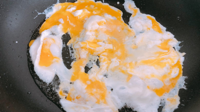 金针菇炒蛋,撒点盐，把鸡蛋打散。