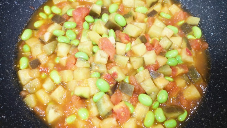 毛豆烧茄子,翻炒均匀煮6-8分钟，让毛豆熟透。