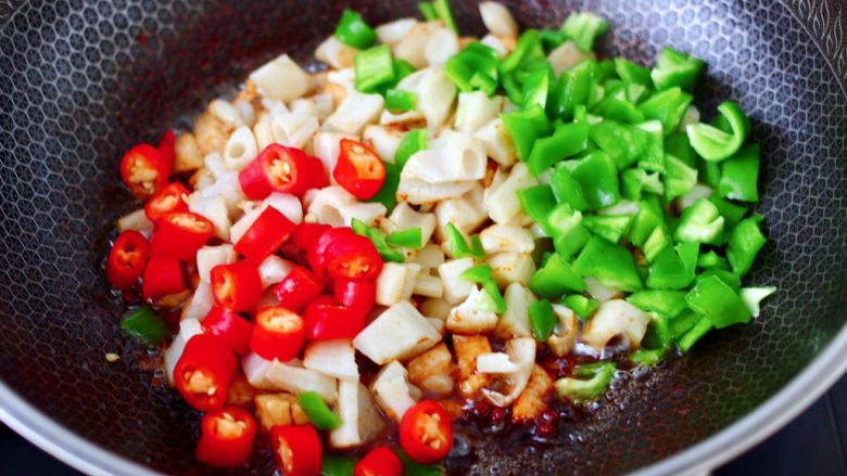 双椒鸡肉藕丁,加入煎好的藕丁和青红辣椒。
