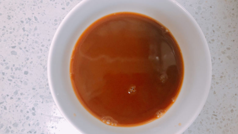 毛豆烧茄子,加入淀粉和清水，搅拌均匀调成酱汁。