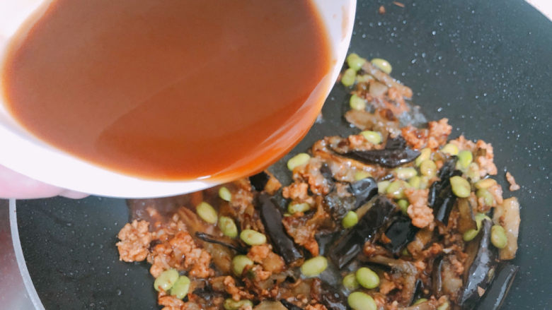 毛豆烧茄子,加入调好的酱汁，等待收汁之后就可以起锅。