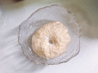胡萝卜馒头,然后盖上保鲜膜，把两块面团发酵至两倍大