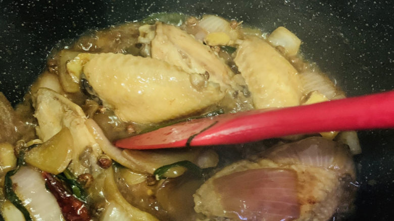 干锅麻辣鸡翅,大火焖煮10分钟