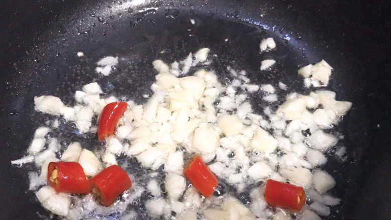 豆皮金针菇卷,喜欢吃辣的，可以放点小米辣。