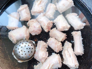 卤鸭脖,鸭脖放入锅中添加适量清水再放入姜片、花椒、八角调味盒