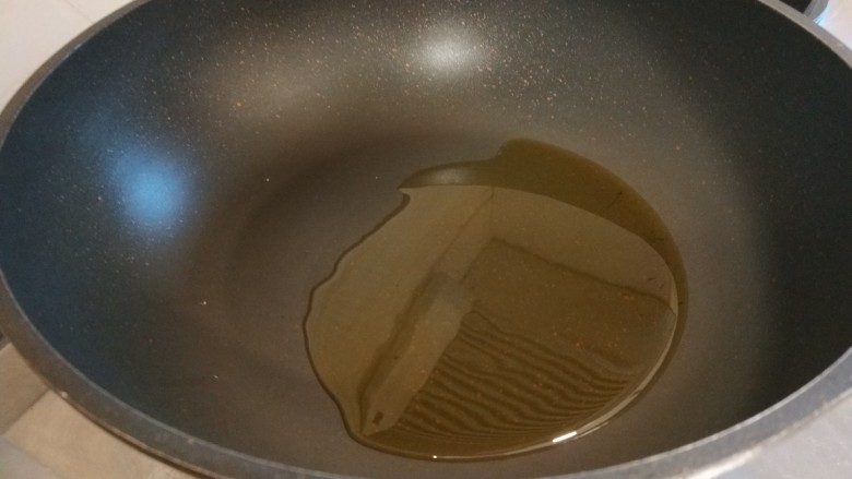 清炒胡萝卜丝,锅中倒入适量油烧热。