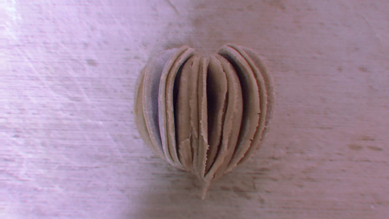 红糖花卷,然后用手把两个角捏起来，整形成心型。