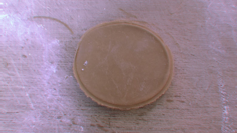 红糖花卷,每5张面饼整齐的叠放，每张面饼中间要刷成食用油。