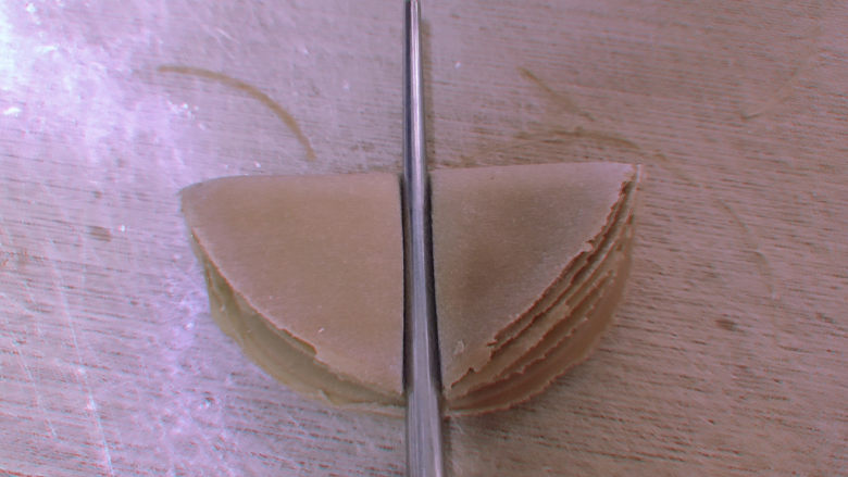 红糖花卷,折叠好后，再用筷子在中间压一下。