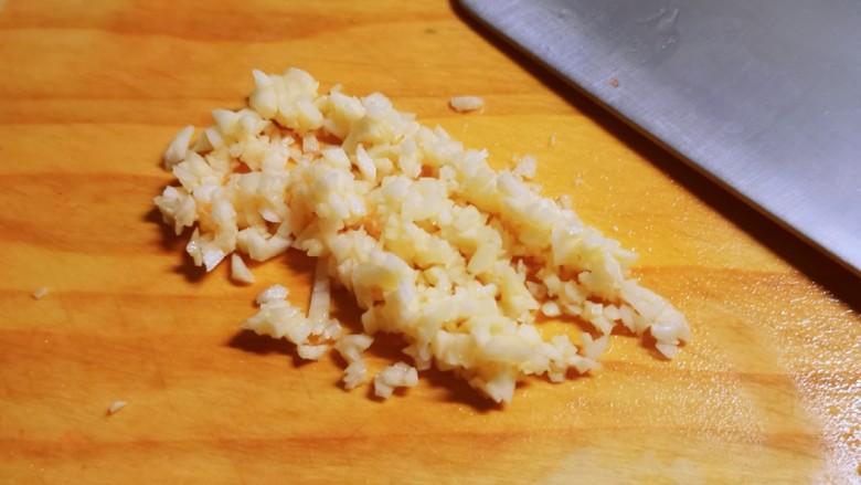 豆皮金针菇卷,蒜切碎